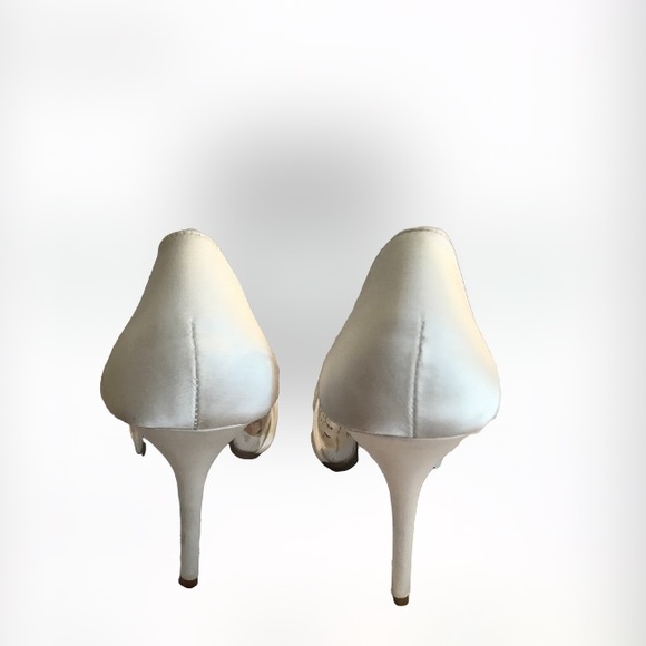 NWOT Blue By Betsey Johnson Moxie Cream Wedding Heels - Picture 3 of 7